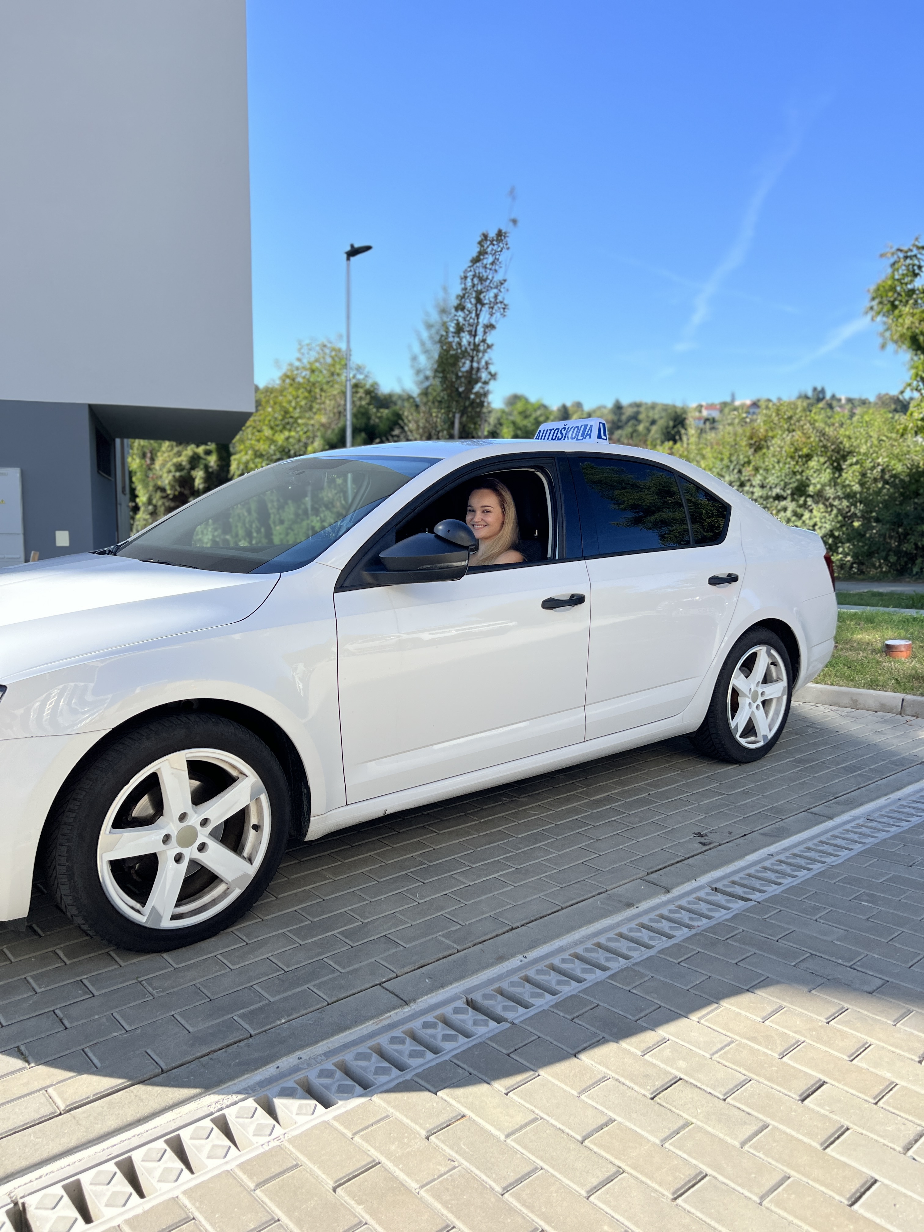 Autoškola Lime - studentka s vozidlem autoškoly venku